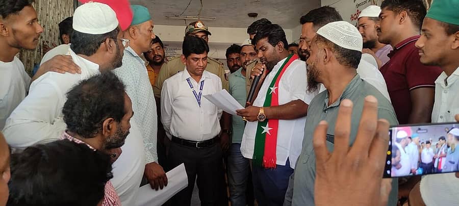 ಮುಸ್ಲಿಂ ಮೀಸಲಾತಿಯನ್ನು ಪುನರ್ ಸ್ಥಾಪಿಸಲು ಒತ್ತಾಯಿಸಿ ಹೊಸದುರ್ಗದಲ್ಲಿ ಸೋಮವಾರ ಎಸ್.ಡಿ.ಪಿ.ಐಯಿಂದ ತಹಶೀಲ್ದಾರ್ಗೆ ಮಾನವಿ ಸಲ್ಲಿಸಲಾಯಿತು.