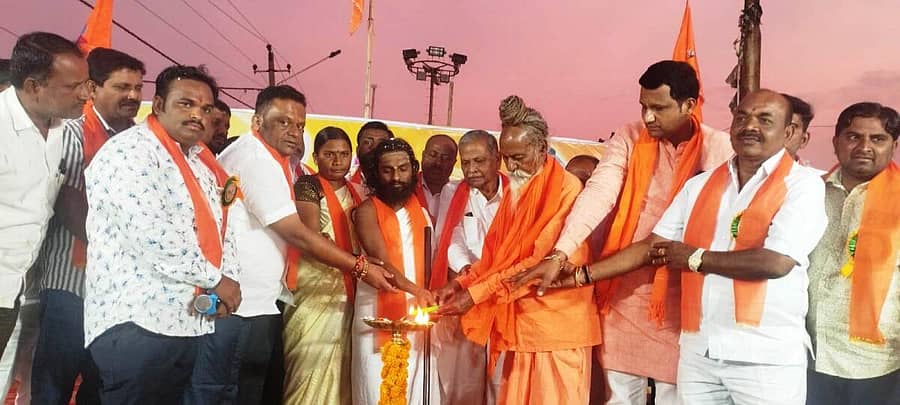 ಹುಮನಾಬಾದ್ ತಾಲ್ಲೂಕಿನ ಹಳ್ಳಿಖೇಡ (ಬಿ) ಪಟ್ಟಣದಲ್ಲಿ ನಡೆದ ವಾಲ್ಮೀಕಿ ಮೂರ್ತಿ ಅನಾವರಣ ಕಾರ್ಯಕ್ರಮಕ್ಕೆ ಮಾಜಿ ಶಾಸಕ ಸುಭಾಷ ಕಲ್ಲೂರ ಚಾಲನೆ ನೀಡಿದರು