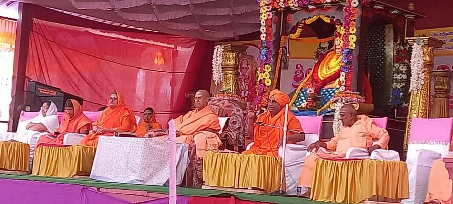 ಖಟಕಚಿಂಚೋಳಿ ಸಮೀಪದ ಚಳಕಾಪುರ ಗ್ರಾಮದಲ್ಲಿ ಸಿದ್ಧಾರೂಢರ ಜಯಂತ್ಯುತ್ಸವದ ಅಂಗವಾಗಿ ನಡೆದ ಪ್ರವಚನ ಕಾರ್ಯಕ್ರಮದಲ್ಲಿ ಮುಚಳಂಬದ ಪ್ರಣವಾನಂದ ಸ್ವಾಮೀಜಿ ಮಾತನಾಡಿದರು