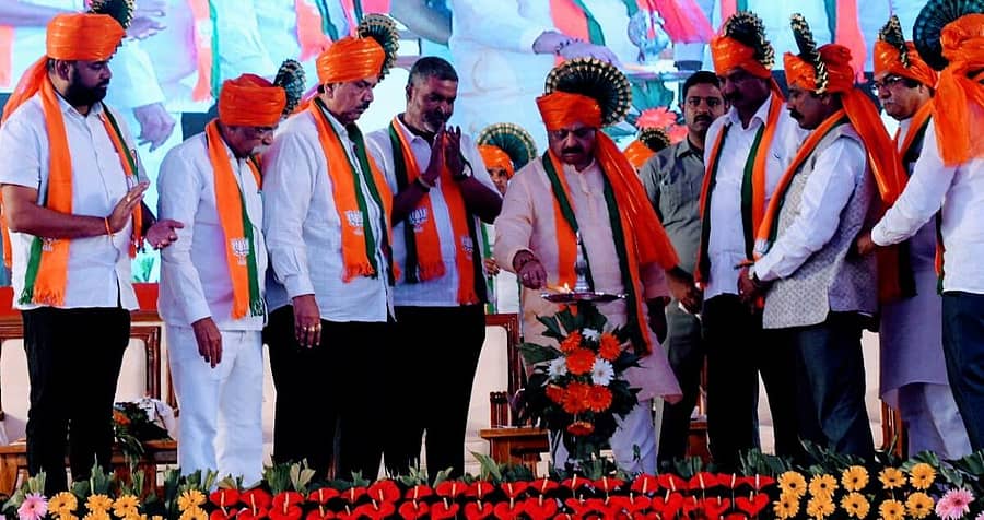 ಬೆಳಗಾವಿ ಜಿಲ್ಲೆಯ ಗೋಕಾಕದಲ್ಲಿ ಮಂಗಳವಾರ ಹಮ್ಮಿಕೊಂಡಿದ್ದ ಗೋಕಾಕ, ಅರಭಾವಿ ಹಾಗೂ ಅಥಣಿ ಕ್ಷೇತ್ರಗಳ ಬಿಜೆಪಿ ಕಾರ್ಯಕರ್ತರ ಸಮಾವೇಶವನ್ನು ಮುಖ್ಯಮಂತ್ರಿ ಬಸವರಾಜ ಬೊಮ್ಮಾಯಿ ಉದ್ಘಾಟಿಸಿದರು