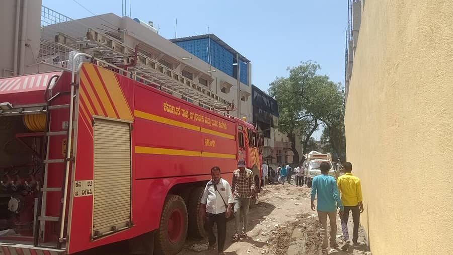 ಸೈದಾಪುರ ಪಟ್ಟಣದಲ್ಲಿ ವಿದ್ಯುತ್ ಅವಘಡದಿಂದ 24 ಗಂಟೆ ಕಳೆದರೂ ಬೆಂಕಿ ಆರದಿರುವ ಕಾರಣ ಪುನಃ ಆಗಮಿಸಿ ಬೆಂಕಿ ನಂದಿಸಿದ ಅಗ್ನಿಶಾಮಕ ತಂಡ