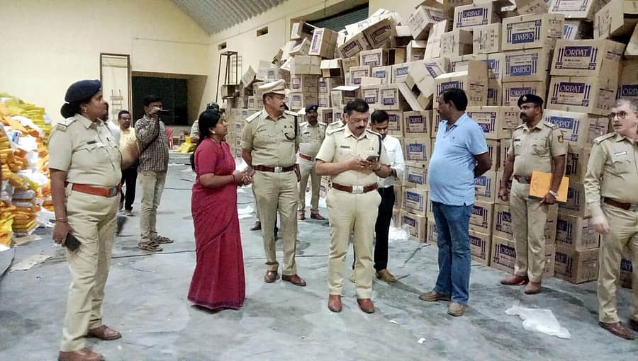 ಮುದ್ದೇಬಿಹಾಳ ತಾಲ್ಲೂಕಿನ ಯರಗಲ್ಲ-ಮದರಿ ಬಾಲಾಜಿ ಸಕ್ಕರೆ ಕಾರ್ಖಾನೆಯಲ್ಲಿ ಮಾಜಿ ಸಚಿವ ಎಸ್.ಆರ್.ಪಾಟೀಲ್ ಭಾವಚಿತ್ರವುಳ್ಳ ಗಡಿಯಾರ, ಟಿ- ಶರ್ಟ್ ಪತ್ತೆಯಾದ ಹಿನ್ನೆಲೆಯಲ್ಲಿ ಕಾರ್ಖಾನೆಗೆ ಜಿಲ್ಲಾಧಿಕಾರಿ ಡಾ.ವಿಜಯ ಮಹಾಂತೇಶ ದಾನಮ್ಮನವರ, ಎಸ್ಪಿ ಡಾ.ಎಚ್.ಡಿ.ಆನಂದಕುಮಾರ ಭೇಟಿ ನೀಡಿ ಅಧಿಕಾರಿಗಳಿಂದ ಮಾಹಿತಿ ಸಂಗ್ರಹಿಸಿದರು