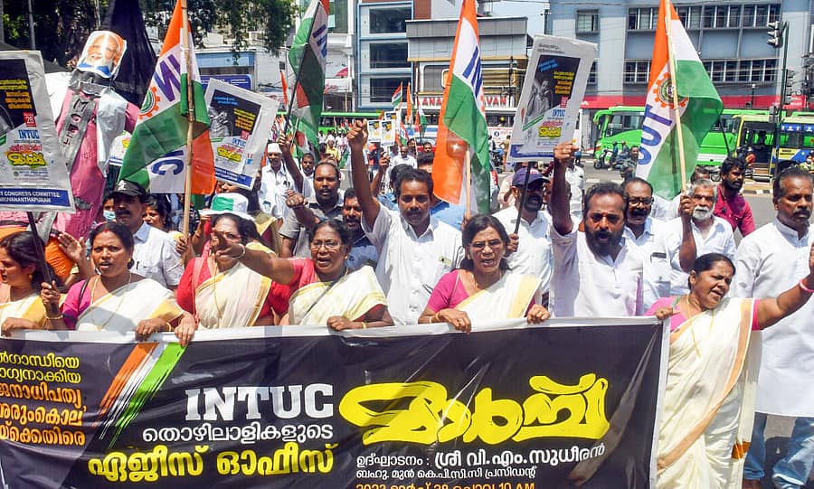 ರಾಹುಲ್‌ ಗಾಂಧಿ ಅವರನ್ನು ಲೋಕಸಭೆ ಸದಸ್ಯತ್ವದಿಂದ ಅನರ್ಹಗೊಳಿಸಿರುವುದನ್ನು ವಿರೋಧಿಸಿ ತಿರುವನಂತಪುರದಲ್ಲಿ ಇಂಡಿಯನ್‌ ನ್ಯಾಷನಲ್‌ ಟ್ರೇಡ್‌ ಯೂನಿಯನ್‌ನ ಮುಖಂಡರು ಮಂಗಳವಾರ ಪ್ರತಿಭಟನೆ ನಡೆಸಿದರು  – ಪಿಟಿಐ ಚಿತ್ರ