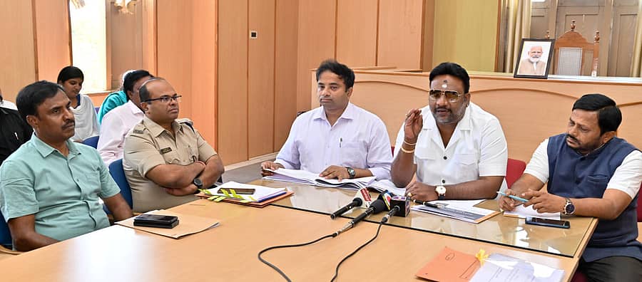 ಜಿಲ್ಲಾಧಿಕಾರಿ ಕಚೇರಿಯಲ್ಲಿ ಮಂಗಳವಾರ ನಡೆದ ‘ಮಕ್ಕಳ ಹಕ್ಕುಗಳ ರಕ್ಷಣೆ’ ಕುರಿತ ಪರಿಶೀಲನಾ ಸಭೆಯಲ್ಲಿ ರಾಷ್ಟ್ರೀಯ ಮಕ್ಕಳ ಹಕ್ಕುಗಳ ರಕ್ಷಣಾ ಆಯೋಗದ ಸದಸ್ಯ ಡಾ.ಎಲ್.ಜಿ.ಆನಂದ್ ಮಾತನಾಡಿದರು. ಜಿಲ್ಲಾ ಆರೋಗ್ಯಾಧಿಕಾರಿ ಡಾ.ಕೆ.ಎಚ್.ಪ್ರಸಾದ್, ಡಿಸಿಪಿ ಎಂ.ಮುತ್ತುರಾಜ್, ಜಿಲ್ಲಾಧಿಕಾರಿ ಡಾ.ಕೆ.ವಿ.ರಾಜೇಂದ್ರ, ರಾಜ್ಯ ಮಕ್ಕಳ ಹಕ್ಕುಗಳ ಆಯೋಗದ ಅಧ್ಯಕ್ಷ ನಾಗಣ್ಣಗೌಡ ಇದ್ದಾರೆ