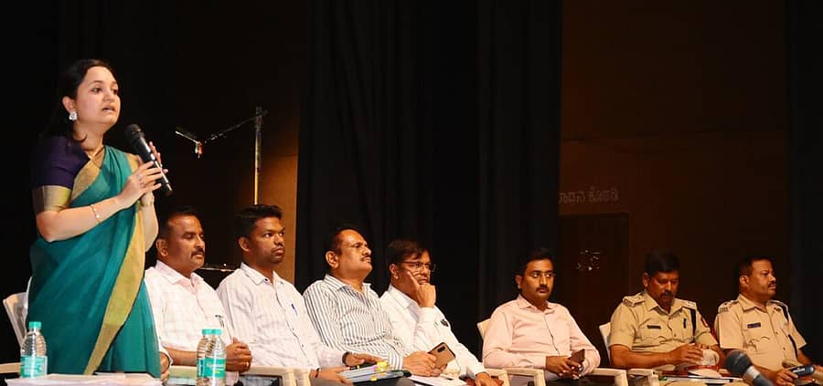 ಚಿತ್ರದುರ್ಗ ನಗರದ ತರಾಸು ರಂಗಮಂದಿರದಲ್ಲಿ ಮಂಗಳವಾರ ಚುನಾವಣಾ ತರಬೇತಿ ನಿರ್ವಹಣಾ ಕೋಶದ ಅಡಿಯಲ್ಲಿ ಆಯೋಜಿಸಿದ್ದ ಚುನಾವಣಾ ತರಬೇತಿ ಕಾರ್ಯಾಗಾರದಲ್ಲಿ ಜಿಲ್ಲಾಧಿಕಾರಿ ದಿವ್ಯಪ್ರಭು ಜಿ.ಆರ್.ಜೆ. ಮಾತನಾಡಿದರು.