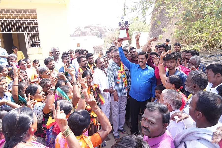 ಗಂಗಾವತಿ ತಾಲ್ಲೂಕಿನ ಆನೆಗೊಂದಿ ಭಾಗದಲ್ಲಿ ಮಂಗಳವಾರ ಕೆಆರ್ಪಿ ಪಕ್ಷದ ಸಂಸ್ಥಾಪಕ ಗಾಲಿ ಜನಾರ್ದನರಡ್ಡಿ ಚುನಾವಣೆ ಮತ ಪ್ರಚಾರ ನಡೆಸಿದರು