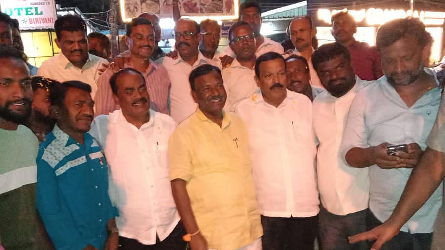 ದೇವನಹಳ್ಳಿ ಪಟ್ಟಣದ ಬೈಪಾಸ್ ರಸ್ತೆಯಲ್ಲಿ ಕೇಂದ್ರ ಸಚಿವ ಎ. ನಾರಾಯಣಸ್ವಾಮಿ ಅವರನ್ನು ಮಾಜಿ ಶಾಸಕ ಪಿಳ್ಳಮುನಿಶಾಮಪ್ಪ ಸನ್ಮಾನಿಸಿದರು