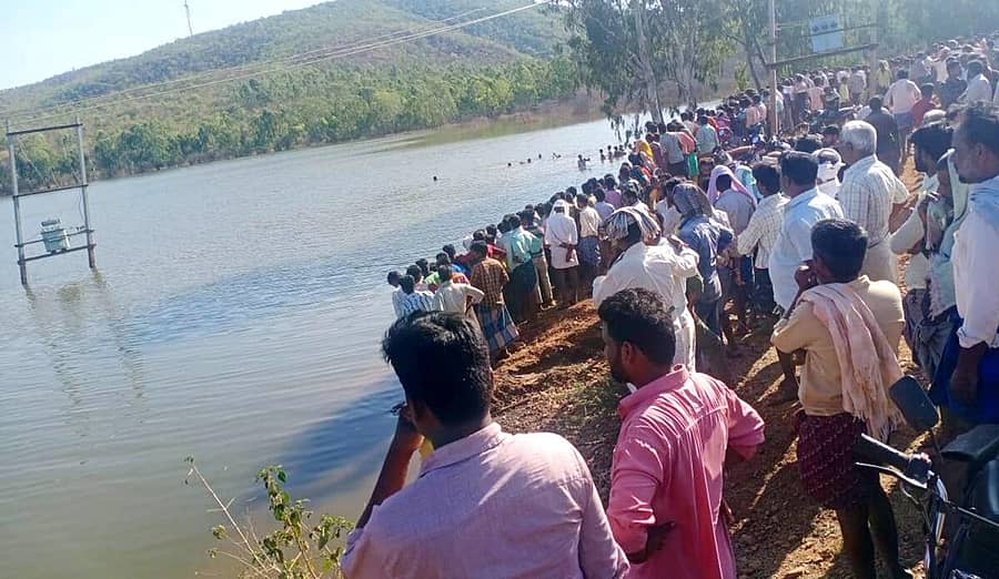 ಹೊಳಲ್ಕೆರೆ ತಾಲ್ಲೂಕಿನ ನಂದನ ಹೊಸೂರು ಸಮೀಪದ ಗುಂಡಿಕೆರೆಯಲ್ಲಿ ಮುಳುಗಿದ್ದ ವಿದ್ಯಾರ್ಥಿಗಳ ಮೃತದೇಹಗಳನ್ನು ಹೊರತೆಗೆಯುತ್ತಿರುವಾಗ ಸೇರಿದ್ದ ಜನಸ್ತೋಮ.