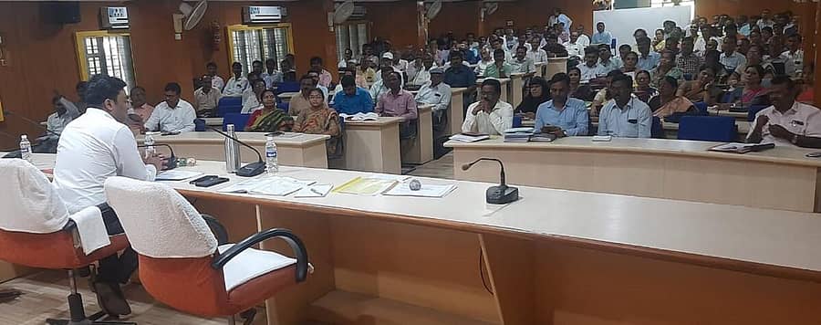 ಕಲಬುರಗಿಯಲ್ಲಿ ಈಚೆಗೆ ಜಿಲ್ಲಾಧಿಕಾರಿ ಯಶವಂತ ಗುರುಕರ್ ಅವರು ಎಸ್ಸೆಸ್ಸೆಲ್ಸಿ ಪರೀಕ್ಷೆಯ ಅಂಗವಾಗಿ ಪೂರ್ವಭಾವಿ ಸಭೆ ನಡೆಸಿದರು