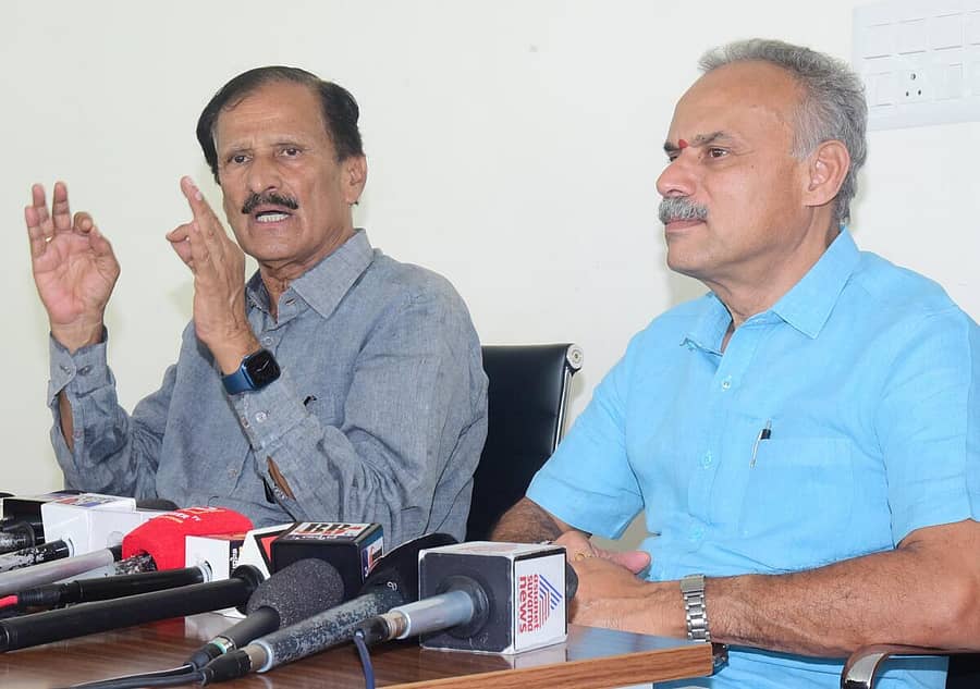 ತುಮಕೂರಿನಲ್ಲಿ ಬುಧವಾರ ನಡೆದ ಸುದ್ದಿಗೋಷ್ಠಿಯಲ್ಲಿ ಮಾಜಿ ಸಂಸದ ಎಸ್.ಪಿ. ಮುದ್ದಹನುಮೇಗೌಡ ಮಾತನಾಡಿದರು. ಮಾಜಿ ಶಾಸಕ ಬಿ. ಸುರೇಶ್ಗೌಡ ಇದ್ದರು