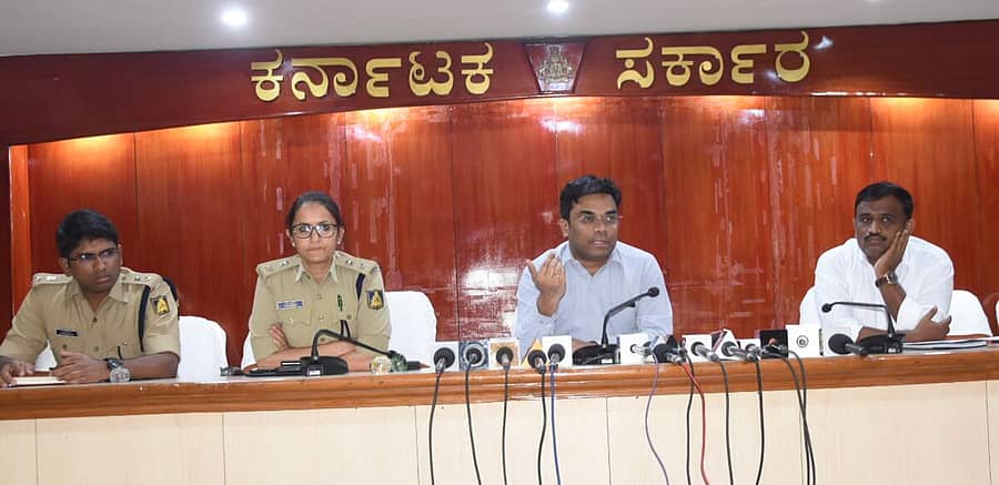 ಕಲಬುರಗಿಯಲ್ಲಿ ಬುಧವಾರ ವಿಧಾನಸಭಾ ಚುನಾವಣೆ ಅಂಗವಾಗಿ ಮಾಧ್ಯಮಗಳೊಂದಿಗೆ ಜಿಲ್ಲಾಧಿಕಾರಿ ಯಶವಂತ ಗುರುಕರ್ ಮಾತನಾಡಿದರು. ಡಿಸಿಪಿ ಅಡ್ಡೂರು ಶ್ರೀನಿವಾಸಲು, ಪೊಲೀಸ್ ವರಿಷ್ಠಾಧಿಕಾರಿ ಇಶಾ ಪಂತ್, ಹೆಚ್ಚುವರಿ ಜಿಲ್ಲಾಧಿಕಾರಿ ಭೀಮಾಶಂಕರ ತೆಗ್ಗೆಳ್ಳಿ ಇದ್ದರು