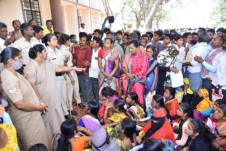 ಕಾರ್ಮಿಕ ಇಲಾಖೆಯಿಂದ ಸಿಗಬೇಕಾದ ವಿದ್ಯಾರ್ಥಿ ಕಿಟ್ಗಳು ಸಿಕ್ಕಿಲ್ಲ ಎಂದು ಆಕ್ರೋಶ ವ್ಯಕ್ತಪಡಿಸಿ, ಕಾರ್ಮಿಕರು ಹಾವೇರಿಯ ಎಪಿಎಂಸಿ ಆವರಣದಲ್ಲಿ ಬುಧವಾರ ಪ್ರತಿಭಟನೆ ನಡೆಸಿದರು