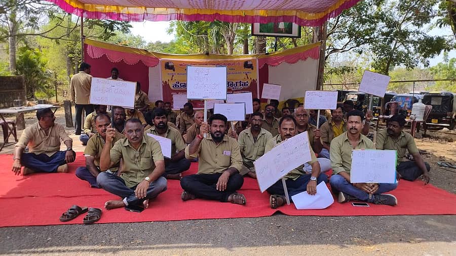 ಉಡುಪಿ ನಗರಸಭೆ ವ್ಯಾಪ್ತಿಯ ಎಲ್ಲ ಆಟೊ ರಿಕ್ಷಾ ನಿಲ್ದಾಣಗಳಲ್ಲಿ ಬಾಡಿಗೆ ಮಾಡಲು ಅವಕಾಶ ನೀಡುವಂತೆ ಒತ್ತಾಯಿಸಿ ಆಟೋ ರಿಕ್ಷಾ ಚಾಲಕರ ಹಾಗೂ ಮಾಲೀರ ಸಂಘಟನೆಯಿಂದ ಬುಧವಾರ ಅಜ್ಜರಕಾಡು ಹುತಾತ್ಮ ಸ್ಮಾರಕದ ಎದುರು ಅನಿರ್ಧಿಷ್ಟಾವಧಿ ಧರಣಿ ಆರಂಭಿಸಲಾಯಿತು.