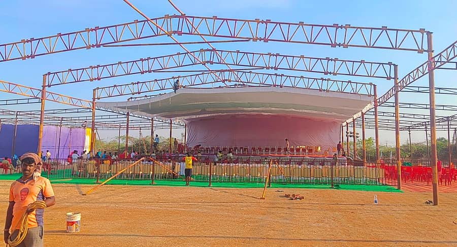 ಮುಖ್ಯಮಂತ್ರಿ ಕಾರ್ಯಕ್ರಮಕ್ಕೆ ಹಾಕಲಾಗಿರುವ ವೇದಿಕೆ