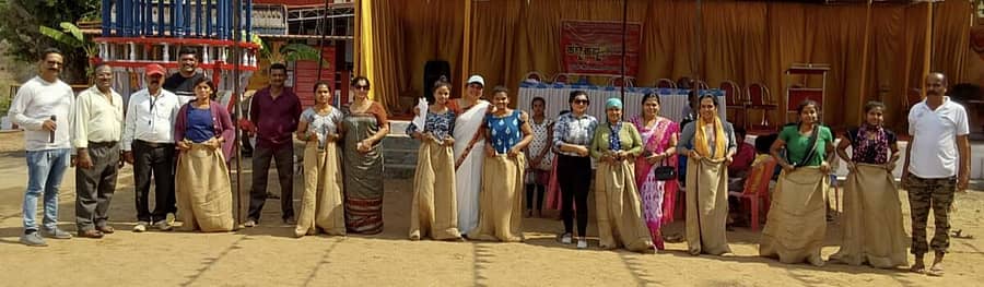 ಕುಶಾಲನಗರ ಸಮೀಪದ ಕಣಿವೆಯಲ್ಲಿ ಜಾನಪದ ಪರಿಷತ್ ವತಿಯಿಂದ ಏರ್ಪಡಿಸಿದ್ದ ಹಳ್ಳಿ ಹಬ್ಬದಲ್ಲಿ ಮಹಿಳೆಯರ ಗೋಣಿಚೀಲದ ಓಟ ಗಮನ ಸೆಳೆಯಿತು