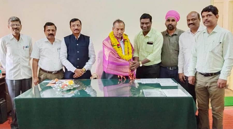 ಖಟಕಚಿಂಚೋಳಿ ಹೋಬಳಿಯ ಹಾಲಹಳ್ಳಿ ಸಮೀಪದ ಬೀದರ್ ವಿಶ್ವವಿದ್ಯಾಲಯದ ಕಚೇರಿಯಲ್ಲಿ ಕುಲಪತಿ ಪ್ರೊ.ಬಿ.ಎಸ್. ಬಿರಾದಾರ ಅವರನ್ನು ಕರ್ನಾಟಕ ಸರ್ಕಾರಿ ಕಾಲೇಜು ಅಧ್ಯಾಪಕರ ಸಂಘದಿಂದ (ಕೆಜಿಸಿಟಿಎ) ಸನ್ಮಾನಿಸಲಾಯಿತು