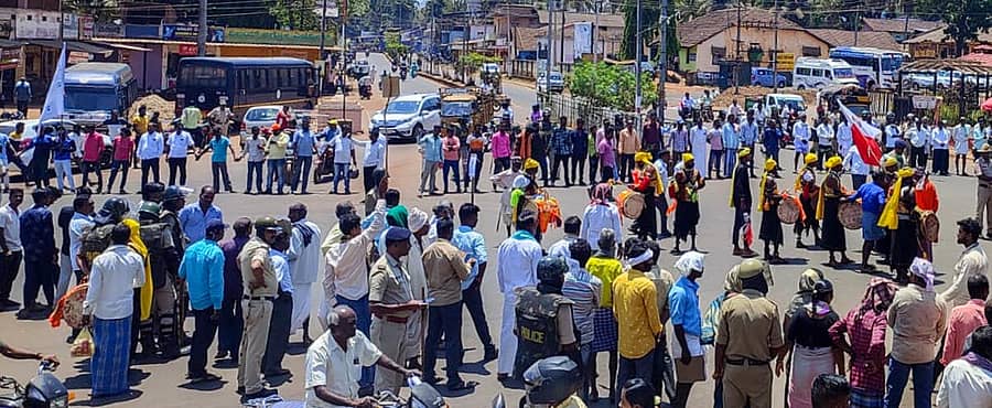 ಸೊರಬದ ಬಸ್ ನಿಲ್ದಾಣದ ಎದುರು ಬುಧವಾರ ಒಳಮೀಸಲಾತಿ ವರ್ಗೀಕರಣ ವಿರೋಧಿಸಿ ಬಂಜಾರ, ಭೋವಿ, ಕೊರಮ, ಕೊರಚ ಸಮುದಾಯದವರು ಪ್ರತಿಭಟಿಸಿದರು