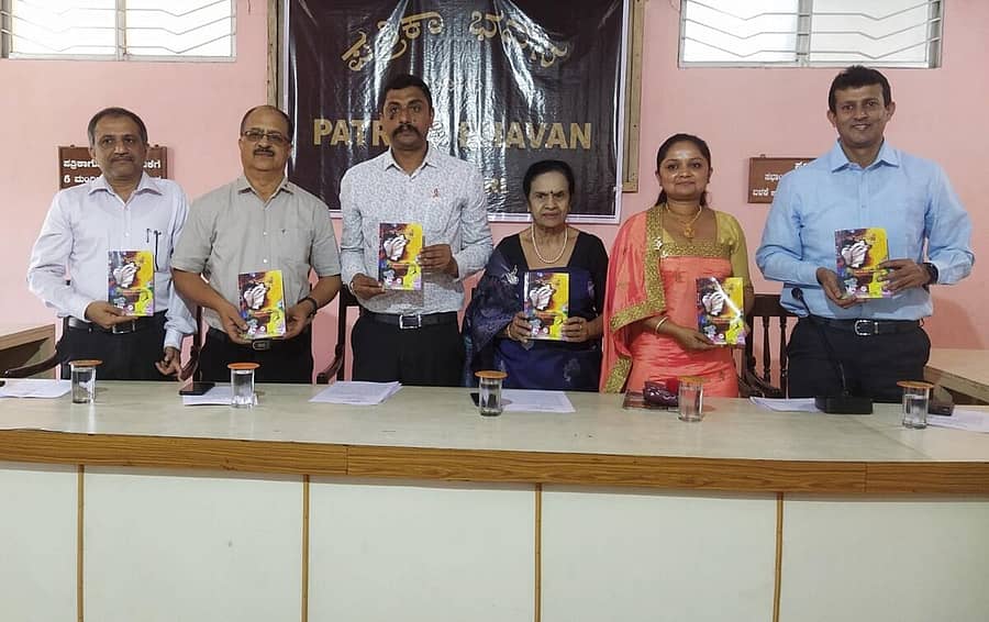 ಮಡಿಕೇರಿಯ ಪತ್ರಿಕಾಭವನದಲ್ಲಿ ಕೊಡವ ಮಕ್ಕಡ ಕೂಟದ 64ನೇ ಪುಸ್ತಕ ಹಾಗೂ ಚಿತ್ರ ನಿರ್ಮಾಪಕಿ ಈರಮಂಡ ಹರಿಣಿ ವಿಜಯ್ ಅವರ ‘ಅಗ್ನಿಯಾತ್ರೆ’ ಕಾದಂಬರಿಯನ್ನು ಕೊಡಗು ಜಿಲ್ಲಾ ಜಾನಪದ ಪರಿಷತ್ತು ಅಧ್ಯಕ್ಷ ಬಿ.ಜಿ.ಅನಂತಶಯನ ಬುಧವಾರ ಬಿಡುಗಡೆ ಮಾಡಿದರು. ಫೀಲ್ಡ್ ಮಾರ್ಷಲ್ ಕೆ.ಎಂ.ಕಾರ್ಯಪ್ಪ ಕಾಲೇಜಿನ ಎಂ.ಎ.ಕೊಡವ ವಿಭಾಗದ ಸಂಯೋಜಕ ಮೇಚಿರ ರವಿಶಂಕರ್ ನಾಣಯ್ಯ, ಕೊಡವ ಮಕ್ಕಡ ಕೂಟದ ಅಧ್ಯಕ್ಷ ಬೊಳ್ಳಜಿರ ಬಿ.ಅಯ್ಯಪ್ಪ, ಪದ್ಮಶ್ರೀ ಪ್ರಶಸ್ತಿ ಪುರಸ್ಕೃತ ಕೊಡವ ಜಾನಪದ ಕಲಾವಿದೆ ಐಮುಡಿಯಂಡ ರಾಣಿ ಮಾಚಯ್ಯ, ಲೇಖಕಿ ಈರಮಂಡ ಹರಿಣಿ ವಿಜಯ್, ಸಾಹಿತಿ ಹಾಗೂ ಮಕ್ಕಳ ತಜ್ಞ ವೈದ್ಯ ಮೇಜರ್ ಕುಶ್ವಂತ್ ಕೋಳಿಬೈಲು ಇದ್ದಾರೆ