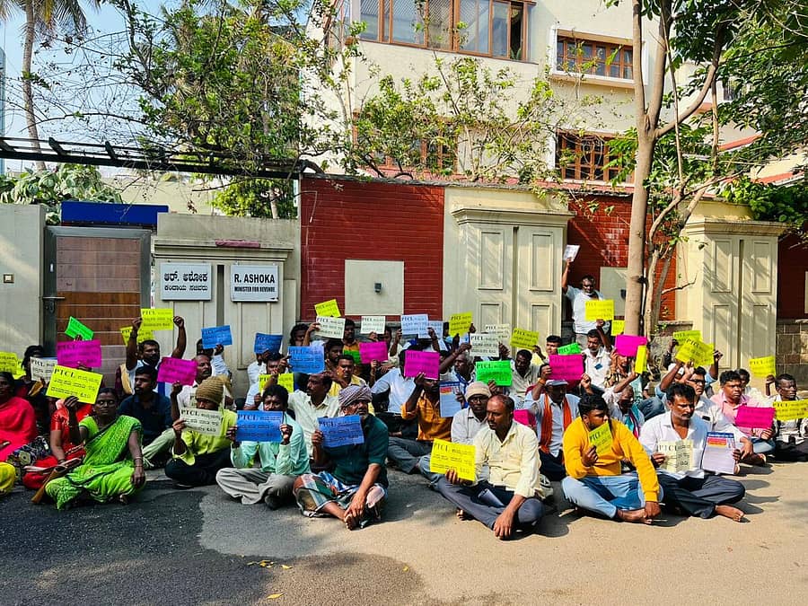 ಪಿಟಿಸಿಎಲ್ ಕಾಯ್ದೆ ತಿದ್ದುಪಡಿಗೆ ಆಗ್ರಹಿಸಿ ಕಂದಾಯ ಸಚಿವ ಆರ್.ಅಶೋಕ ನಿವಾಸದ ಎದುರು ಸಂತ್ರಸ್ತರು ಬುಧವಾರ ಪ್ರತಿಭಟನೆ ನಡೆಸಿದರು