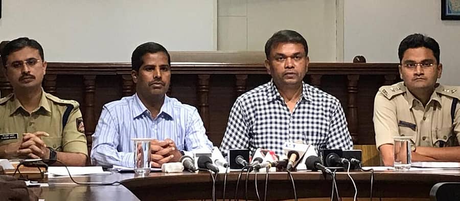 ಸುದ್ದಿಗೋಷ್ಠಿಯಲ್ಲಿ (ಎಡದಿಂದ ಮೂರನೆಯವರು) ದಕ್ಷಿಣ ಕನ್ನಡ ಜಿಲ್ಲಾಧಿಕಾರಿ ರವಿಕುಮಾರ್ ಎಂ.ಆರ್. ಮಾತನಾಡಿದರು. ದಕ್ಷಿಣ ಕನ್ನಡ ಜಿಲ್ಲಾ ಪೊಲೀಸ್ ವರಿಷ್ಠಾಧಿಕಾರಿ ಡಾ.ವಿಕ್ರಮ್ ಅಮಟೆ, ಜಿಲ್ಲಾ ಪಂಚಾಯಿತಿ ಮುಖ್ಯ ಕಾರ್ಯನಿರ್ವಹಣಾಧಿಕಾರಿ ಡಾ.ಕುಮಾರ, ಮಂಗಳೂರು ನಗರ ಪೊಲೀಸ್ ಕಮಿಷನರ್ ಕುಲ್ದೀಪ್ ಕುಮಾರ್ ಜೈನ್ ಇದ್ದಾರೆ