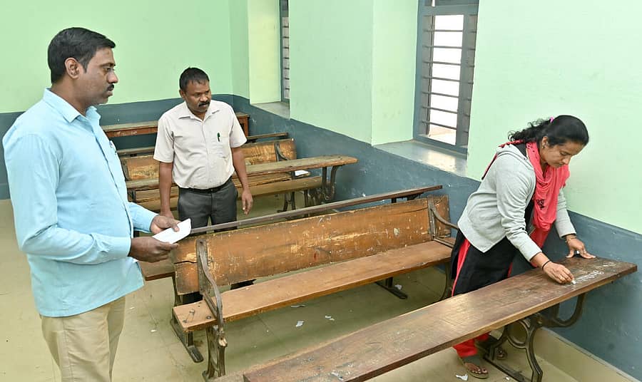 ಮೈಸೂರಿನ ಮಹಾರಾಜ ಪ್ರೌಢಶಾಲೆಯಲ್ಲಿ ಶುಕ್ರವಾರದಿಂದ ನಡೆಯಲಿರುವ ಎಸ್ಸೆಸ್ಸೆಲ್ಸಿ ಪರೀಕ್ಷೆಗೆ ಶಿಕ್ಷಕರು ತಯಾರಿ ಮಾಡಿಕೊಂಡರು/ ಪ್ರಜಾವಾಣಿ ಚಿತ್ರ