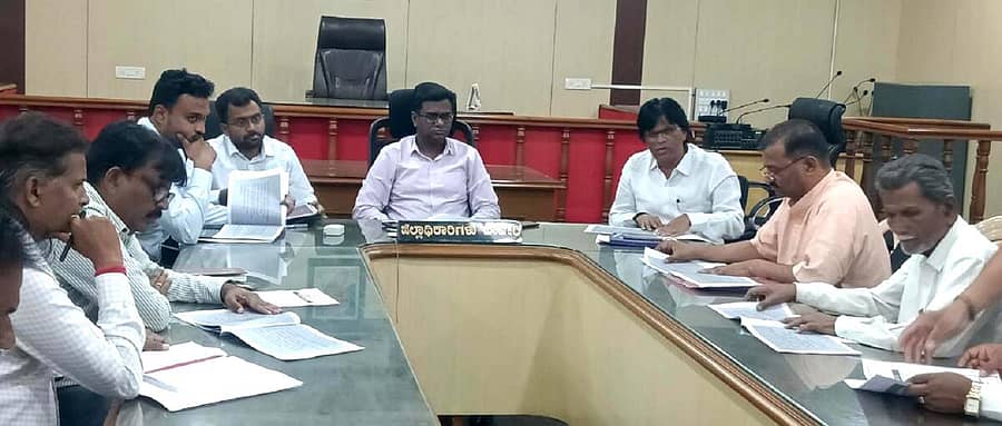 ಹಾವೇರಿ ಜಿಲ್ಲಾಧಿಕಾರಿಗಳ ಕಚೇರಿ ಸಭಾಂಗಣದಲ್ಲಿ ವಿಧಾನಸಭಾ ಸಾರ್ವತ್ರಿಕ ಚುನಾವಣೆ ಹಿನ್ನೆಲೆಯಲ್ಲಿ ಬುಧವಾರ ವಿವಿಧ ರಾಜಕೀಯ ಪಕ್ಷಗಳ ಮುಖಂಡರ ಸಭೆಯನ್ನು ಜಿಲ್ಲಾಧಿಕಾರಿ ರಘುನಂದನಮೂರ್ತಿ ನಡೆಸಿದರು