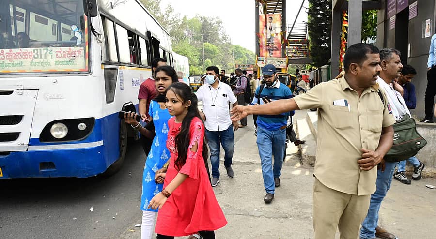 ಬೈಯಪ್ಪನಹಳ್ಳಿ ಮೆಟ್ರೊ ನಿಲ್ದಾಣದಿಂದ ಕೆ.ಆರ್.ಪುರ ನಿಲ್ದಾಣಕ್ಕೆ ಬಿಎಂಟಿಸಿ ಬಸ್ ಮೂಲಕ ಫೀಡರ್ ಸೇವೆ ಒದಗಿಸುತ್ತಿರುವುದು – -ಪ್ರಜಾವಾಣಿ ಚಿತ್ರ