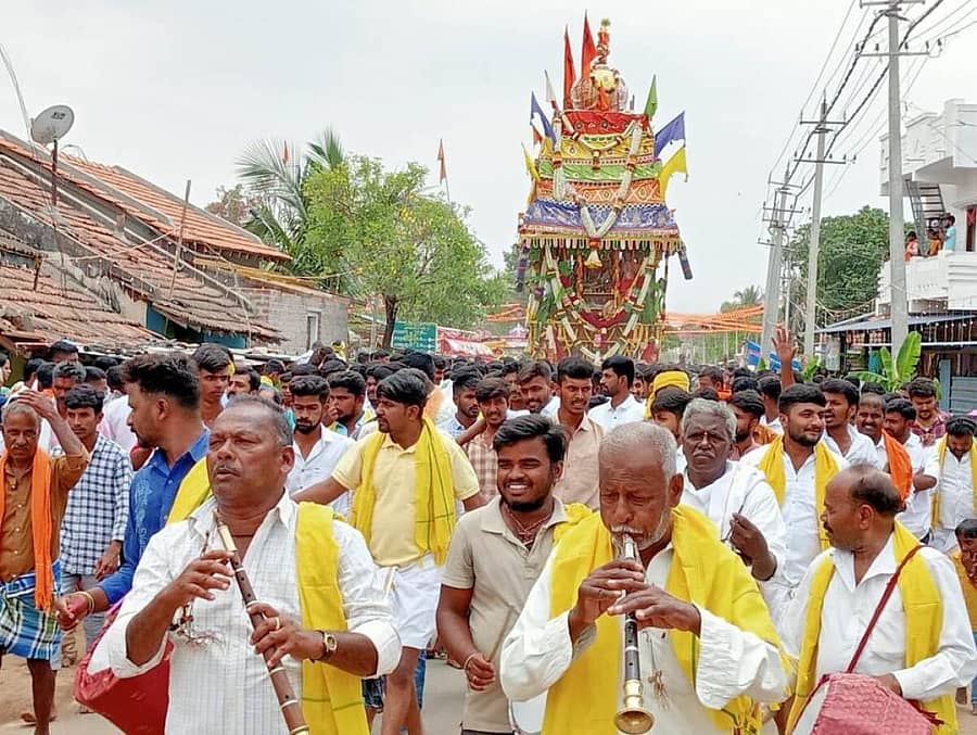 ಅಜ್ಜಂಪುರ ತಾಲ್ಲೂಕಿನ ಗಡೀಹಳ್ಳಿ ಗ್ರಾಮದಲ್ಲಿ ಗುರುವಾರ ಲಕ್ಷ್ಮೀರಂಗನಾಥ ಸ್ವಾಮಿ ರಥೋತ್ಸವ ಸಾವಿರಾರು ಭಕ್ತರ ಸಮ್ಮುಖದಲ್ಲಿ ಜರುಗಿತು