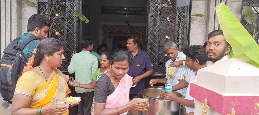 ಕೊರಟಗೆರೆ ಪಟ್ಟಣದ ದೇವಾಲಯದಲ್ಲಿ ಶ್ರೀರಾಮ ನವಮಿ ಹಬ್ಬದ ಅಂಗವಾಗಿ ಭಕ್ತರಿಗೆ ಮಜ್ಜಿಗೆ ಹಾಗೂ ಪಾನಕ ವಿತರಿಸಲಾಯಿತು