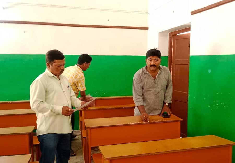 ಕಾರವಾರ ನಗರದ ಎಸ್ಸೆಸ್ಸೆಲ್ಸಿ ಪರೀಕ್ಷಾ ಕೇಂದ್ರವೊಂದರಲ್ಲಿ ಶಿಕ್ಷಕರು ಆಸನಗಳಿಗೆ ನೋಂದಣಿ ಸಂಖ್ಯೆ ಬರೆದರು