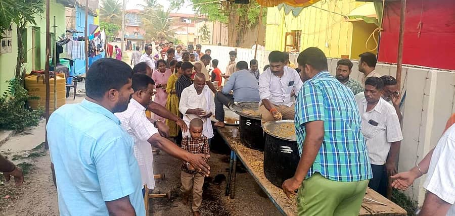 ತುರುವೇಕೆರೆಯ ಎಸ್ಎಸಿ ಮಯೂರ ಕಾನ್ವೆಂಟ್ ಪಕ್ಕದ ಸೀತಾರಾಮ ಲಕ್ಷ್ಮಣ ದೇವಾಲಯದಲ್ಲಿ ಶ್ರೀರಾಮ ನವಮಿ ಹಬ್ಬದ ಹಿನ್ನೆಲೆಯಲ್ಲಿ ಭಕ್ತರಿಗೆ ಪಾನಕ ಹಾಗೂ ಫಲಹಾರ ವಿತರಿಸಲಾಯಿತು