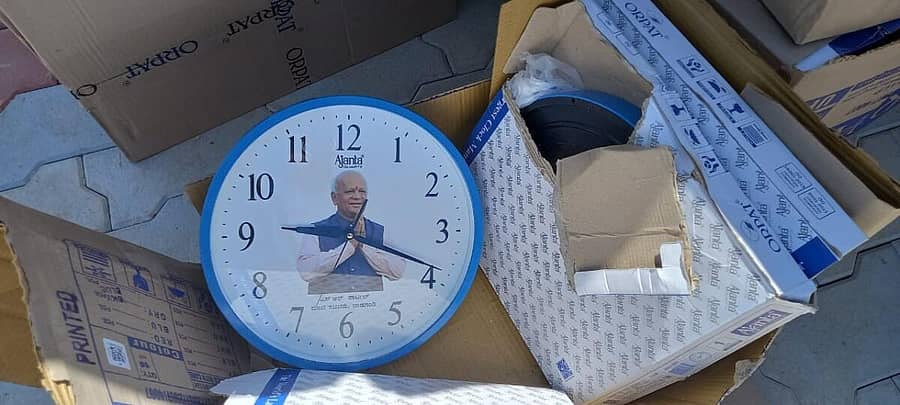 ಎಸ್.ಆರ್. ಪಾಟೀಲ ಭಾವಚಿತ್ರವಿರುವ ಗೋಡೆ ಗಡಿಯಾರ