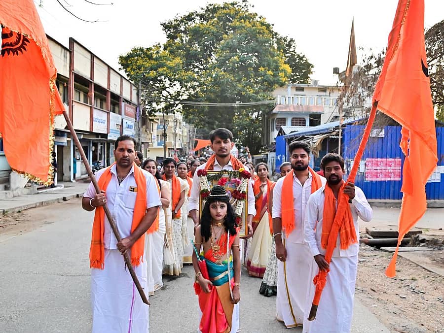 ದಾವಣಗೆರೆಯ ಎಂ.ಸಿ.ಸಿ ‘ಎ‘ ಬ್ಲಾಕ್ ಬಳಿ ವಾನರ ಸೇನೆ ಆಯೋಜಿಸಿದ್ದ ರಾಮನವಮಿ ಉತ್ಸವದಲ್ಲಿ ಶ್ರೀರಾಮನ ಭಾವಚಿತ್ರದ ಮೆರವಣಿಗೆ ನಡೆಯಿತು