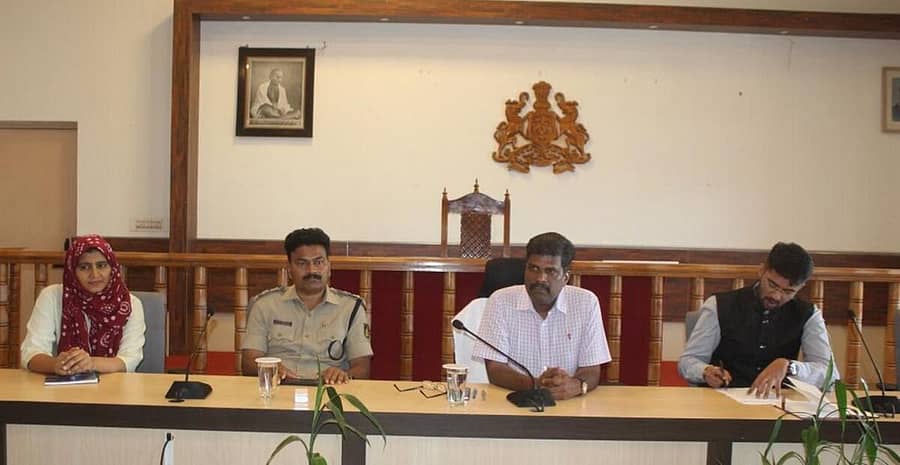 ಮಡಿಕೇರಿಯಲ್ಲಿನ ಕೊಡಗು ಜಿಲ್ಲಾಧಿಕಾರಿ ಕಚೇರಿಯಲ್ಲಿ ಗುರುವಾರ ನಡೆದ ಸಭೆಯಲ್ಲಿ ಜಿಲ್ಲಾಧಿಕಾರಿ ಡಾ.ಬಿ.ಸಿ.ಸತೀಶ ಅವರು ಮಾತನಾಡಿದರು. ವಿರಾಜಪೇಟೆ ವಿಧಾನಸಭಾ ಕ್ಷೇತ್ರದ ಚುನಾವಣಾಧಿಕಾರಿ ಶಬಾನಾ ಎಂ.ಶೇಖ್, ಹೆಚ್ಚುವರಿ ಜಿಲ್ಲಾ ಪೊಲೀಸ್ ವರಿಷ್ಠಾಧಿಕಾರಿ ಸುಂದರರಾಜ್, ಜಿಲ್ಲಾ ಪಂಚಾಯಿತಿ ಸಿಇಒ ಡಾ.ಎಸ್.ಆಕಾಶ್ ಇದ್ದಾರೆ