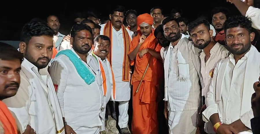 ಕನಕಗಿರಿ ತಾಲ್ಲೂಕಿನ ನವಲಿ ಗ್ರಾಮದಲ್ಲಿ ಗುರುವಾರ ಭೋಗಾಪುರೇಶ್ವರ ಕೆರೆ ಲೋಕಾರ್ಪಣೆ ಹಾಗೂ ಪ್ರವಚನ ಕಾರ್ಯಕ್ರಮದಲ್ಲಿ ಕೊಪ್ಪಳದ ಅಭಿನವ ಗವಿಸಿದ್ಧೇಶ್ವರ ಸ್ವಾಮೀಜಿ ಪಾಲ್ಗೊಂಡಿದ್ದರು