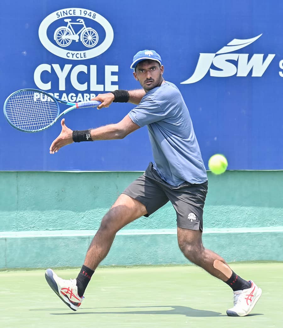 ಮೈಸೂರಿನಲ್ಲಿ ಎಂಟಿಸಿ ಅಂಗಳದಲ್ಲಿ ನಡೆಯುತ್ತಿರುವ ಐಟಿಎಫ್– ಮೈಸೂರು ಓಪನ್ ಟೆನಿಸ್ ಟೂರ್ನಿಯ ಶುಕ್ರವಾರದ ಪಂದ್ಯದಲ್ಲಿ ಭಾರತದ ಎಸ್.ಡಿ.ಪ್ರಜ್ವಲ್ ದೇವ್ ಆಟದ ವೈಖರಿ –ಪ್ರಜಾವಾಣಿ ಚಿತ್ರ/ಅನೂಪ್ ರಾಘ.ಟಿ.