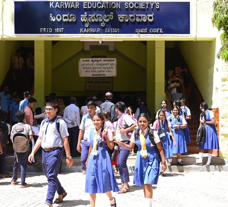 ಕಾರವಾರದ ಹಿಂದೂ ಹೈಸ್ಕೂಲ್ ಪರೀಕ್ಷಾ ಕೇಂದ್ರದಲ್ಲಿ ಮೊದಲ ದಿನ ಪರೀಕ್ಷೆ ಬರೆದ ಬಳಿಕ ಹೊರಬಂದ ಎಸ್ಸೆಸ್ಸೆಲ್ಸಿ ವಿದ್ಯಾರ್ಥಿಗಳು