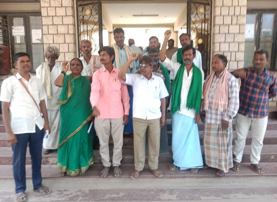 ಕರ್ನಾಟಕ ಪ್ರಾಂತ ರೈತ ಸಂಘದವರು ಹೊಸಪೇಟೆ ತಹಶೀಲ್ದಾರ್ ಕಚೇರಿ ಎದುರು ಶುಕ್ರವಾರ ಸಾಂಕೇತಿಕ ಪ್ರತಿಭಟನೆ ನಡೆಸಿದರು