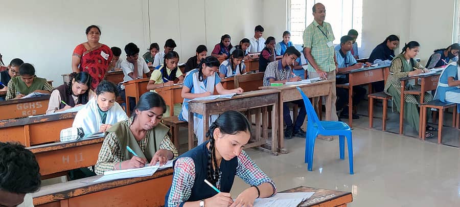 ರಾಯಚೂರಿನ ಟಾಗೋರ್ ಶಿಕ್ಷಣ ಸಂಸ್ಥೆಯ ಪರೀಕ್ಷಾ ಕೇಂದ್ರದಲ್ಲಿ ಎಸ್ಸೆಸ್ಸೆಲ್ಸಿ ವಿದ್ಯಾರ್ಥಿಗಳು ಶುಕ್ರವಾರ ಪರೀಕ್ಷೆ ಬರೆದರು.