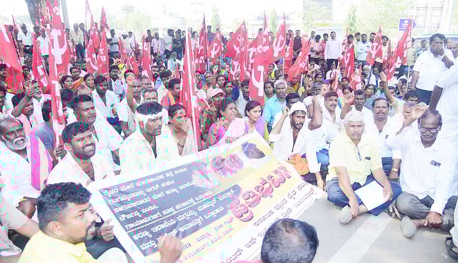 ತುಮಕೂರು ಜಿಲ್ಲಾಧಿಕಾರಿ ಕಚೇರಿ ಮುಂಭಾಗ ಶುಕ್ರವಾರ ಬಗರ್ ಹುಕುಂ ಸಾಗುವಳಿದಾರರ ಮೇಲೆ ಅರಣ್ಯಾಧಿಕಾರಿಗಳು ಹಲ್ಲೆ ಮಾಡಿರುವುದನ್ನು ಖಂಡಿಸಿ ಕರ್ನಾಟಕ ಪ್ರಾಂತ ರೈತ ಸಂಘ, ಸಿಐಟಿಯು ನೇತೃತ್ವದಲ್ಲಿ ರೈತರು ಪ್ರತಿಭಟನೆ ನಡೆಸಿದರು