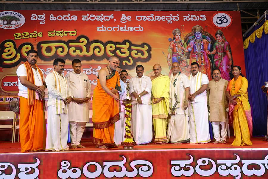 ಮಂಗಳೂರಿನ ಕದ್ರಿ ಮೈದಾನದಲ್ಲಿ ಆಯೋಜಿಸಿರುವ 22ನೇ ವರ್ಷದ ‘ಶ್ರೀರಾಮೋತ್ಸವ’ದ ಮೂರನೇ ದಿನ ಶುಕ್ರವಾರ ನಡೆದ ಧಾರ್ಮಿಕ ಸಭೆಯಲ್ಲಿ ವಜ್ರದೇಹಿ ಮಠದ ರಾಜಶೇಖರಾನಂದ ಸ್ವಾಮೀಜಿ ದೀಪ ಬೆಳಗಿಸಿದರು.