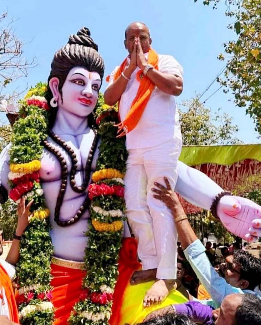 ಬೀದರ್ ಜಿಲ್ಲೆಯ ಬಸವಕಲ್ಯಾಣದಲ್ಲಿ ನಡೆದ ಮೆರವಣಿಗೆಯಲ್ಲಿ ಶ್ರೀರಾಮನ ಉತ್ಸವ ಮೂರ್ತಿಯ ತೊಡೆಯ ಮೇಲೆ ನಿಂತ ಶಾಸಕ ಶರಣು ಸಲಗರ ಭಕ್ತರಿಗೆ ಕೈಜೋಡಿಸಿ ಶುಭ ಹಾರೈಸಿದರು ಪ್ರಜಾವಾಣಿ ವಾರ್ತೆ