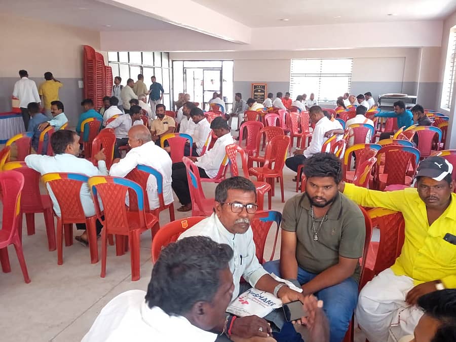 ಕೊಪ್ಪಳ ಬಿಜೆಪಿ ಜಿಲ್ಲಾ ಕಚೇರಿಯಲ್ಲಿ ತಮ್ಮ ಸರತಿಗೆ ಕಾದಿರುವ ಕಾರ್ಯಕರ್ತರು