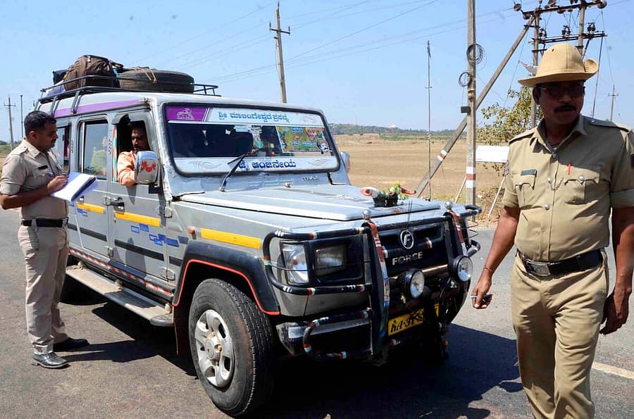 ವಿಧಾನಸಭೆ ಚುನಾವಣೆ ನೀತಿಸಂಹಿತೆ ಹಿನ್ನೆಲೆಯಲ್ಲಿ ಹಾವೇರಿ ನಗರದ ಹೊರವಲಯದಲ್ಲಿ ವಾಹನ ತಪಾಸಣೆ ಮಾಡುತ್ತಿರುವ ಪೊಲೀಸ್ ಸಿಬ್ಬಂದಿ