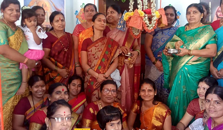 ಹುಣಸಗಿ ಪಟ್ಟಣದ ವರಹಳ್ಳೆರಾಯ ದೇವಸ್ಥಾನದಲ್ಲಿ ಗುರುವಾರ ವೇದಾವತಿ ಭಜನಾ ಮಂಡಳಿಯ ವತಿಯಿಂದ ಹಮ್ಮಿಕೊಂಡಿದ್ದ ತೊಟ್ಟಿಲೋತ್ಸವ ಕಾರ್ಯಕ್ರಮದಲ್ಲಿ ಮಹಿಳೆಯರು ಭಾಗವಹಿಸಿದ್ದರು