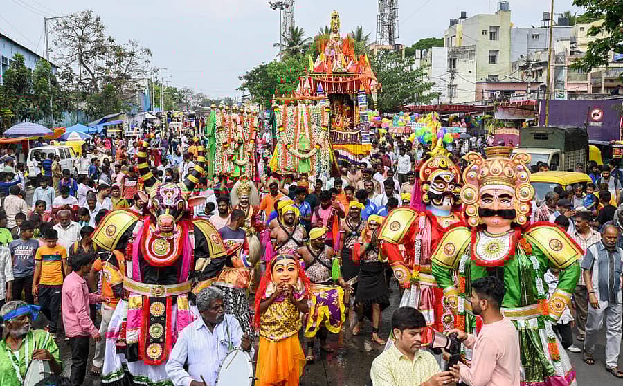 ಶ್ರೀರಾಮನವಮಿ ಅಂಗವಾಗಿ ಗಾಳಿ ಆಂಜನೇಯ ಸ್ವಾಮಿ ದೇವಸ್ಥಾನದ ಶ್ರೀರಾಮ ವೇಣುಗೋಪಾಲ ಸ್ವಾಮಿ ಬ್ರಹ್ಮರಥೋತ್ಸವ ಶುಕ್ರವಾರ ಸಂಭ್ರಮದಿಂದ ನೆರವೇರಿತು - –ಪ್ರಜಾವಾಣಿ ಚಿತ್ರ/ ಎಂ.ಎಸ್.ಮಂಜುನಾಥ್