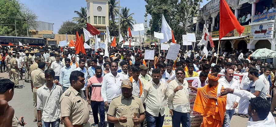 ಒಳಮೀಸಲಾತಿ ವರ್ಗೀಕರಣ ವಿರೋಧಿಸಿ ಮೀಸಲಾತಿ ಸಂರಕ್ಷಣಾ ಒಕ್ಕೂಟದವರು ಶುಕ್ರವಾರ ವಿಜಯನಗರ ಜಿಲ್ಲೆಯ ಹೂವಿನಹಡಗಲಿ ಪಟ್ಟಣದಲ್ಲಿ ಪ್ರತಿಭಟನೆ ನಡೆಸಿದರು