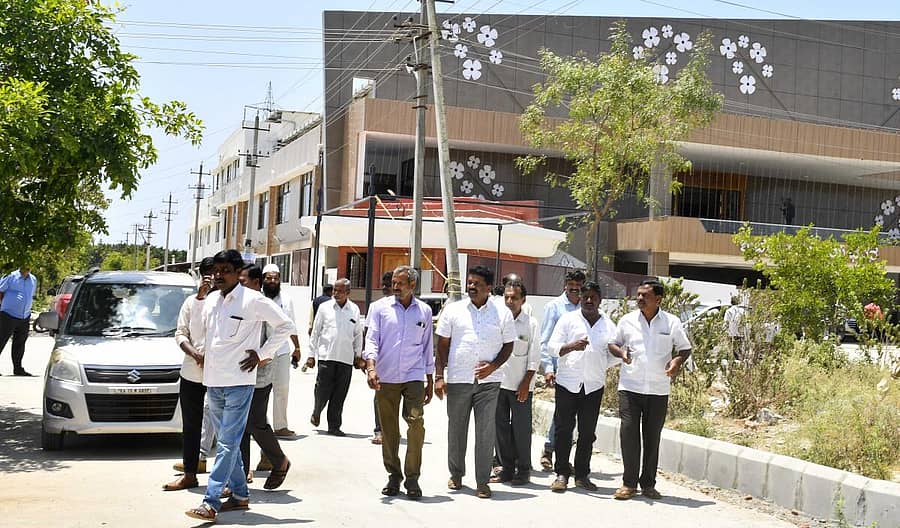 ಶಿವಮೊಗ್ಗದ ಶುಭಶ್ರೀ ಕಲ್ಯಾಣಮಂಟಪದಲ್ಲಿ ಶುಕ್ರವಾರ ವಿಧಾನಸಭೆ ಚುನಾವಣೆಗೆ ಸ್ಪರ್ಧಿಸಲು ಬಿಜೆಪಿ ಅಭ್ಯರ್ಥಿ ಆಯ್ಕೆಗೆ ನಡೆದ ಪಕ್ಷದ ಆಂತರಿಕ ಚುನಾವಣೆಯಲ್ಲಿ ಬಿಜೆಪಿ ಕಾರ್ಯಕರ್ತರು ಮತದಾನ ಮಾಡಿ ಮರಳಿದರು