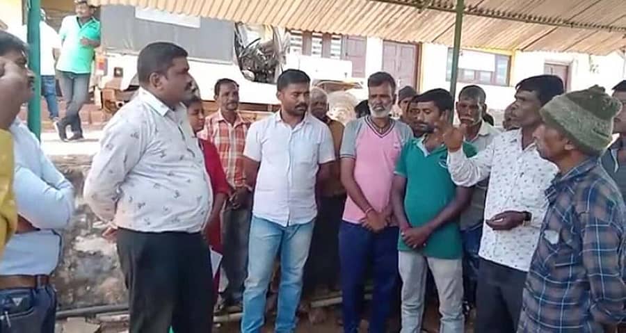 ಚುನಾವಣಾ ಬಹಿಷ್ಕಾರಕ್ಕೆ ನಿರ್ಧರಿಸಿರುವ ನರಸಿಂಹರಾಜಪುರ ತಾಲ್ಲೂಕಿನ ದಂಡುಬಿಟ್ಟಹಾರ,ನಂದಿಗಾವೆ ಗ್ರಾಮಸ್ಥರೊಂದಿಗೆ ತಹಶೀಲ್ದಾರ್ ರಾಜೀವ್ ಚರ್ಚೆ ನಡೆಸಿದರು