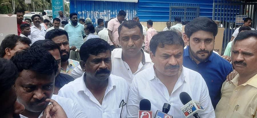 ದೇವನಹಳ್ಳಿ ಖಾದಿ ಬೋರ್ಡ್ ಕಚೇರಿಯಲ್ಲಿ ಗೋಪ್ಯ ಸಭೆ ನಡೆಸಿದ ಬಂಡಾಯ ಕಾಂಗ್ರೆಸಿಗರು (ಎಡಚಿತ್ರ), ದೇವನಹಳ್ಳಿಯ ಮಾಜಿ ಶಾಸಕ ವೆಂಕಟಸ್ವಾಮಿ ಅವರ ಸಾದಹಳ್ಳಿ ನಿವಾಸಕ್ಕೆ ಭೇಟಿ ನೀಡಿದ ದೇವನಹಳ್ಳಿ ಕಾಂಗ್ರೆಸ್ ಅಭ್ಯರ್ಥಿ ಕೆ.ಎಚ್.ಮುನಿಯಪ್ಪ